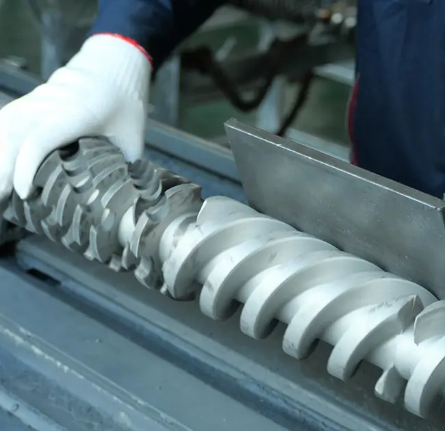 ¿Por qué aparecen líneas negras repetidamente en el extrusor? Este artículo le enseña cómo determinar rápidamente si se debe a un problema con el cilindro o el tornillo.